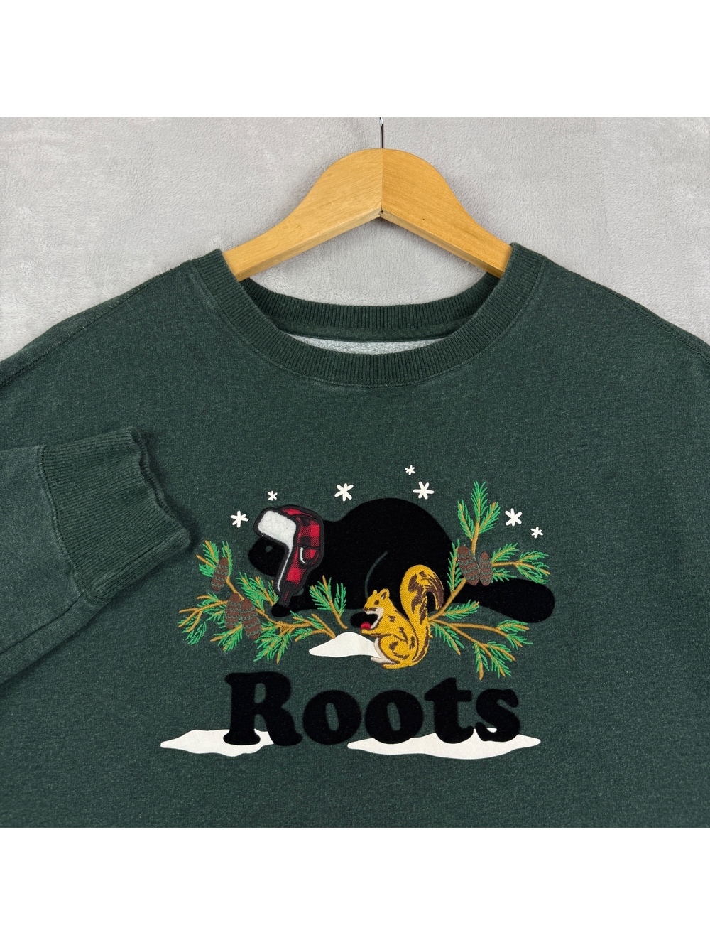 Roots Canada Sweatshirt Womens S Green Beaver Squirrel Embroidered Cottage Cozy